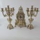JUEGO DE RELOJ Y CANDELABROS DE BRONCE